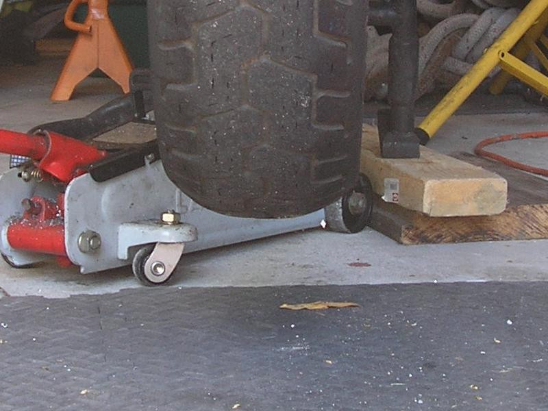 Click image for larger version

Name:	02rear_jack.jpg
Views:	156
Size:	108.5 KB
ID:	860486